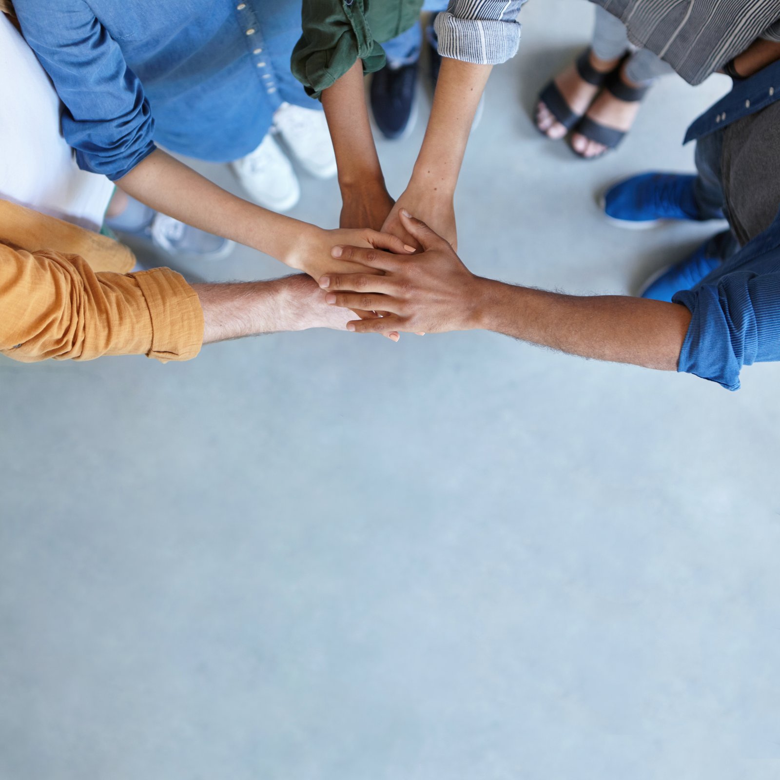 Equipo de trabajo uniendo las manos